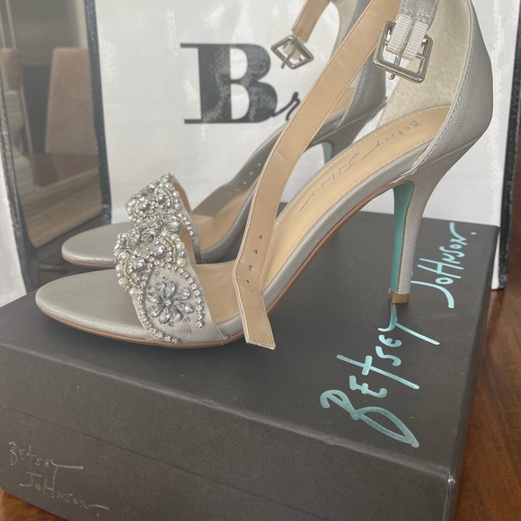 Gorgeous heels for that special occasion. Betsey Johnson. Size 8. Never worn. - Picture 3 of 4
